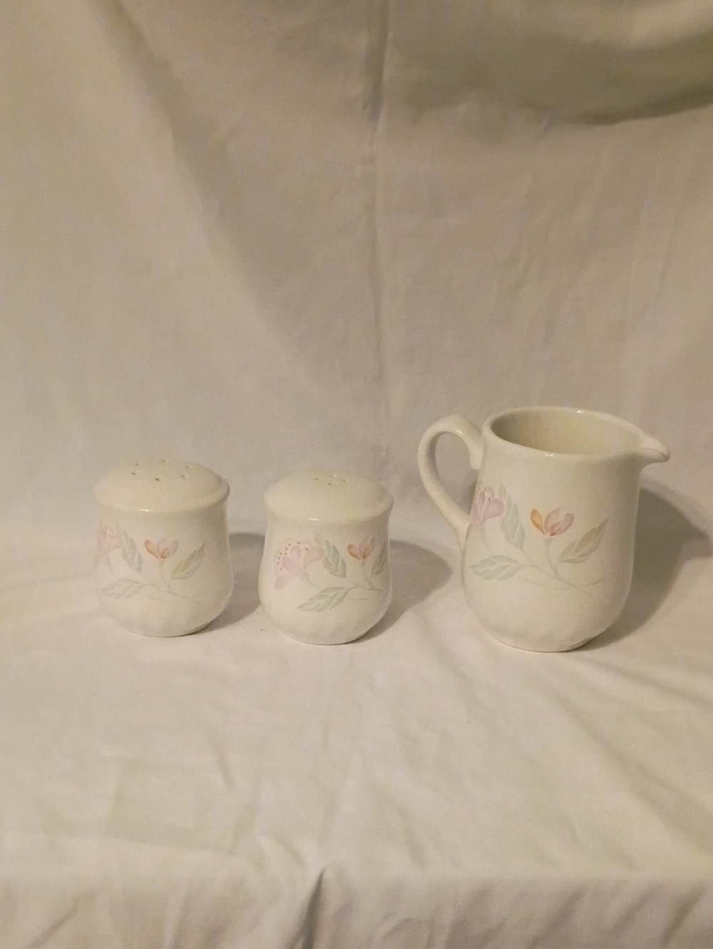 Corelle Coordinates Stoneware Pink Trio Swirl Creamer And Salt& Pepper